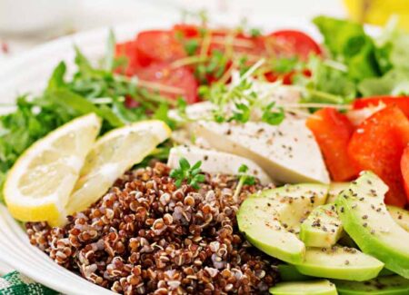 quinoa bowl met gegrilde groenten en citroen-tahin dressing