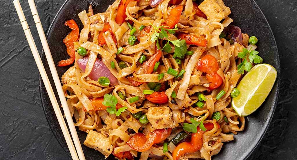 eiwitrijke wok met kip, groente & noedels