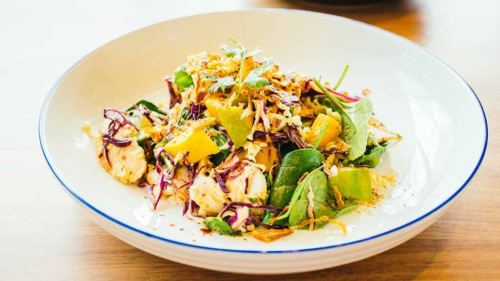 Zomers recept Frisse kipsalade met mango quinoa