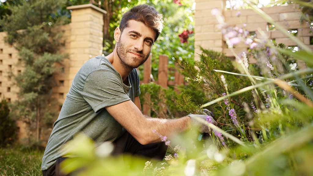 bezig in de tuin