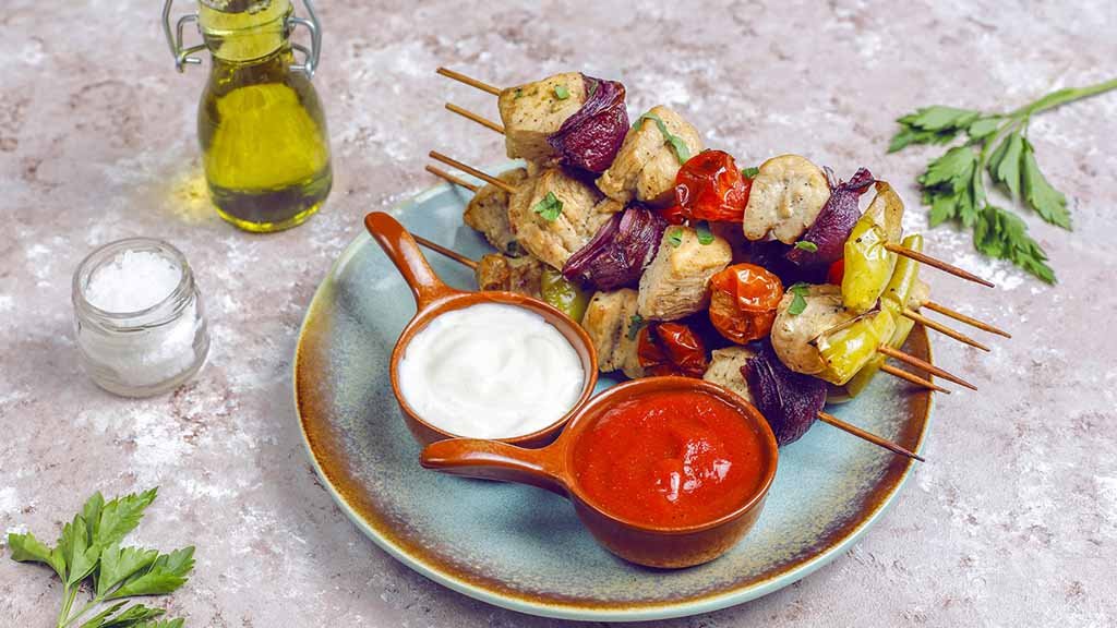 egrilde kipgroente spiesen met frisse yoghurtdip
